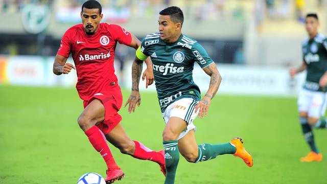 Dudu marcou o gol do Palmeiras no primeiro tempo